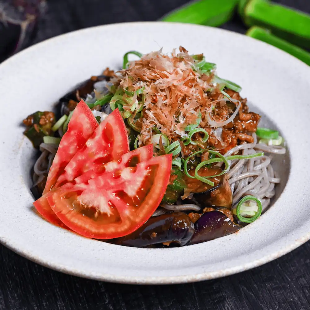 Fideos soba con verduras de verano y una rica salsa de carne y miso