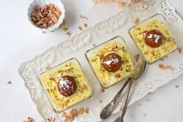 Tazones de Gulab Jamun Shrikhand (postre fusión india)