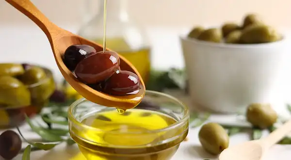 Aceite de oliva casero aromático: 2 métodos y una receta paso a paso