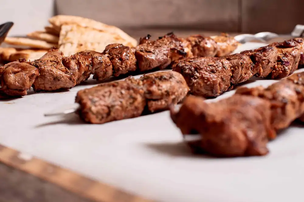 Receta de souvlaki de cordero griego marinado (brochetas) con pan de pita y tzatziki