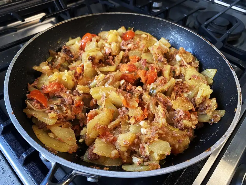 Patatas fritas con cordero en salmuera (Patatas y cordero en salmuera)