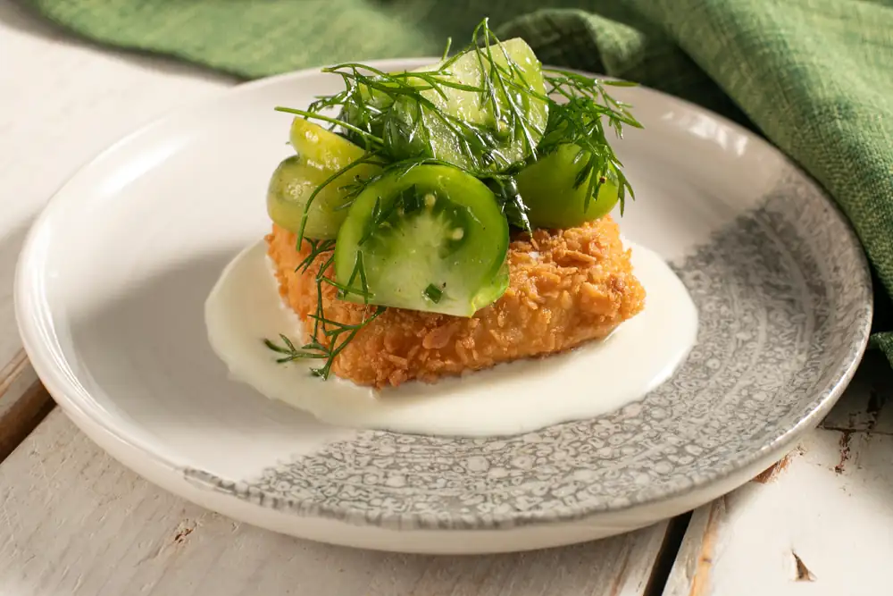 Crispy breaded tofu with tomatoes and yogurt sauce
