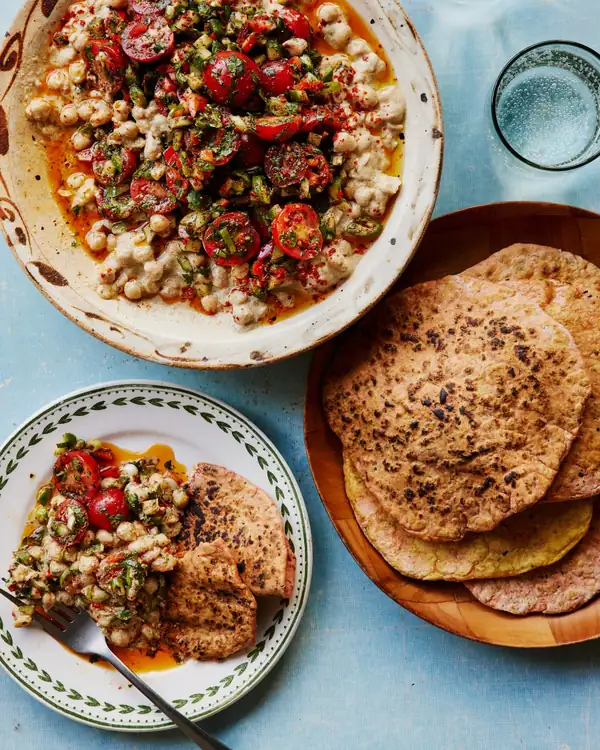 Recetas de Sami Tamimi para musabaha (crema caliente de garbanzos) y pan plano con cúrcuma y semillas de nigella
