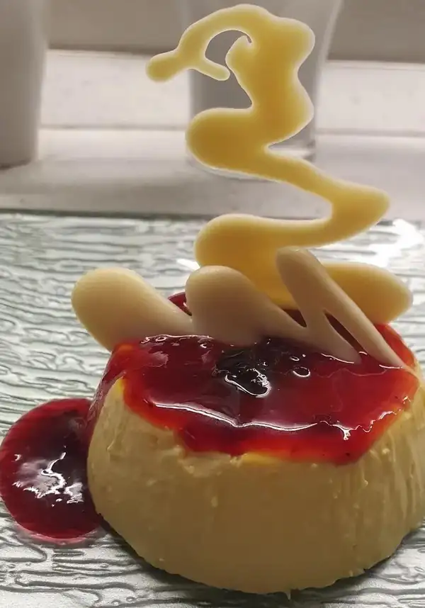 Panna cotta de azafrán con mermelada y chocolate blanco