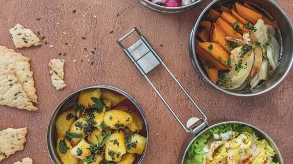 Nomadic Meal in Bologna, the workshop that delivers lunch to the Dabba