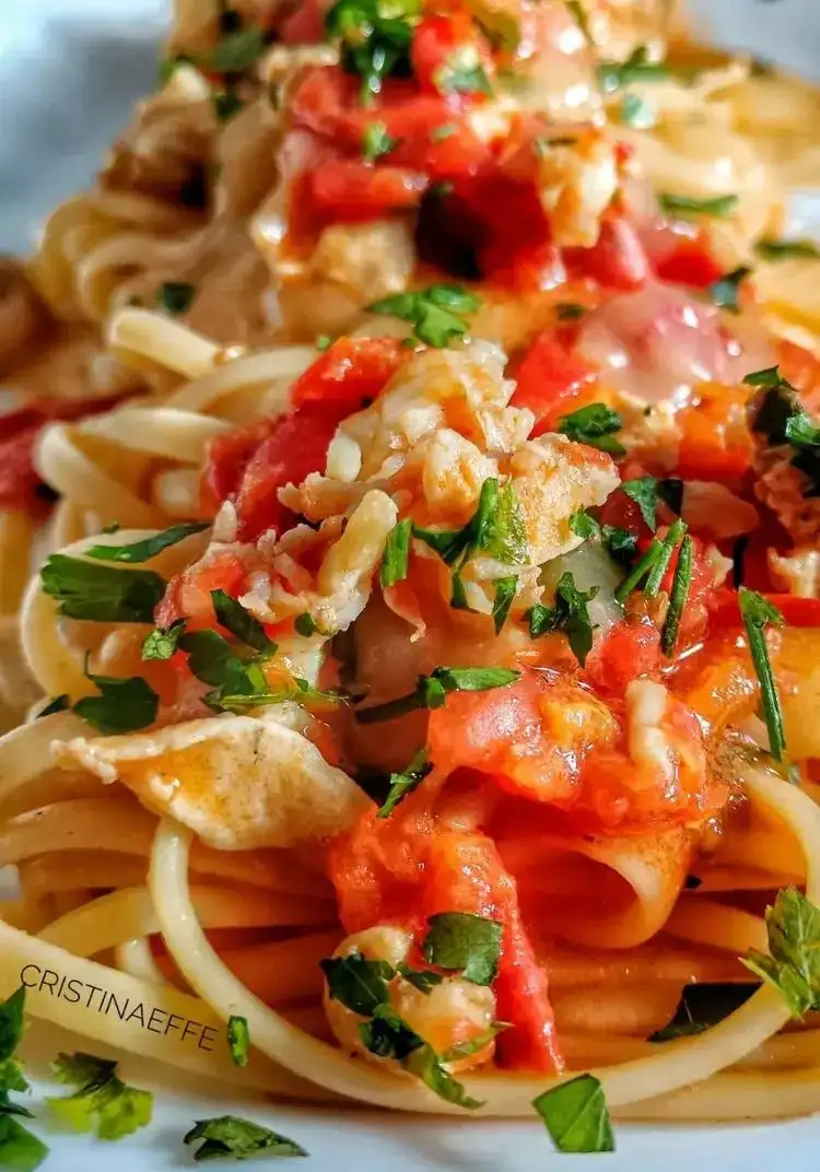 Linguini con ragú de dorada y gambas