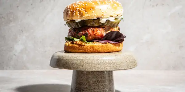 Hamburguesas de cerdo con pepino fermentado, mostaza y eneldo (receta)
