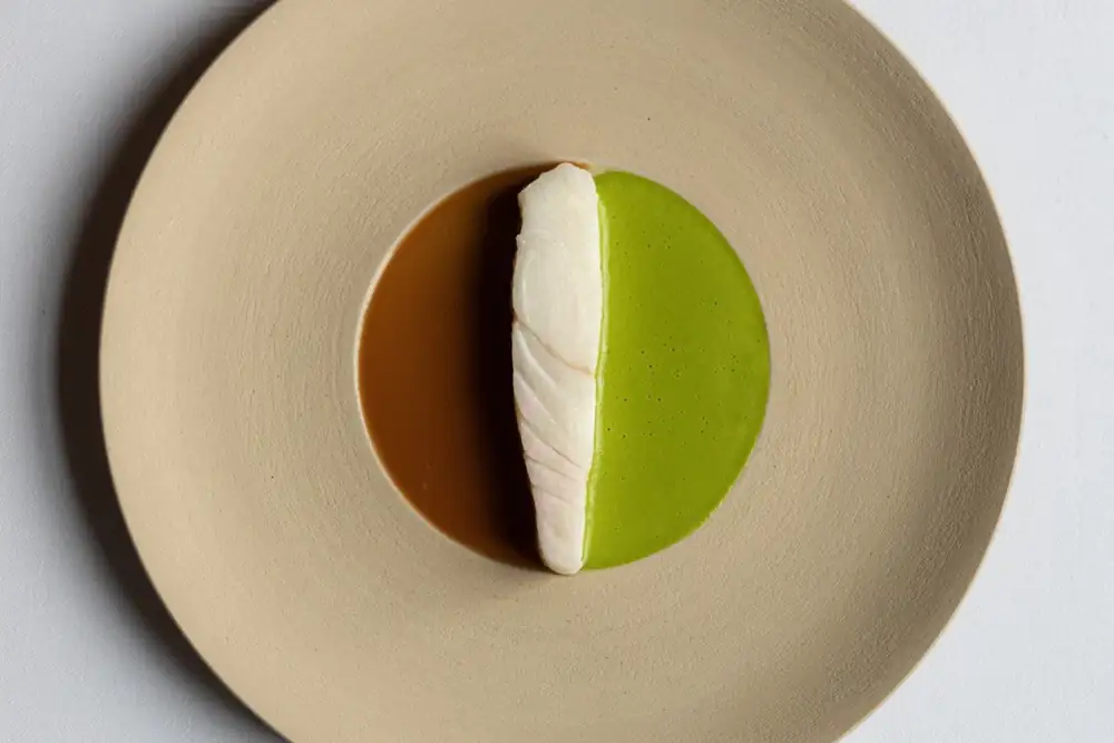 Rodaballo cocinado a fuego lento, salsa de lechuga, caramelo de espinas de pescado