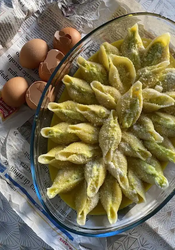 STUFFED SHELLS WITH SAFFRON BÉCHAMEL SAUCE