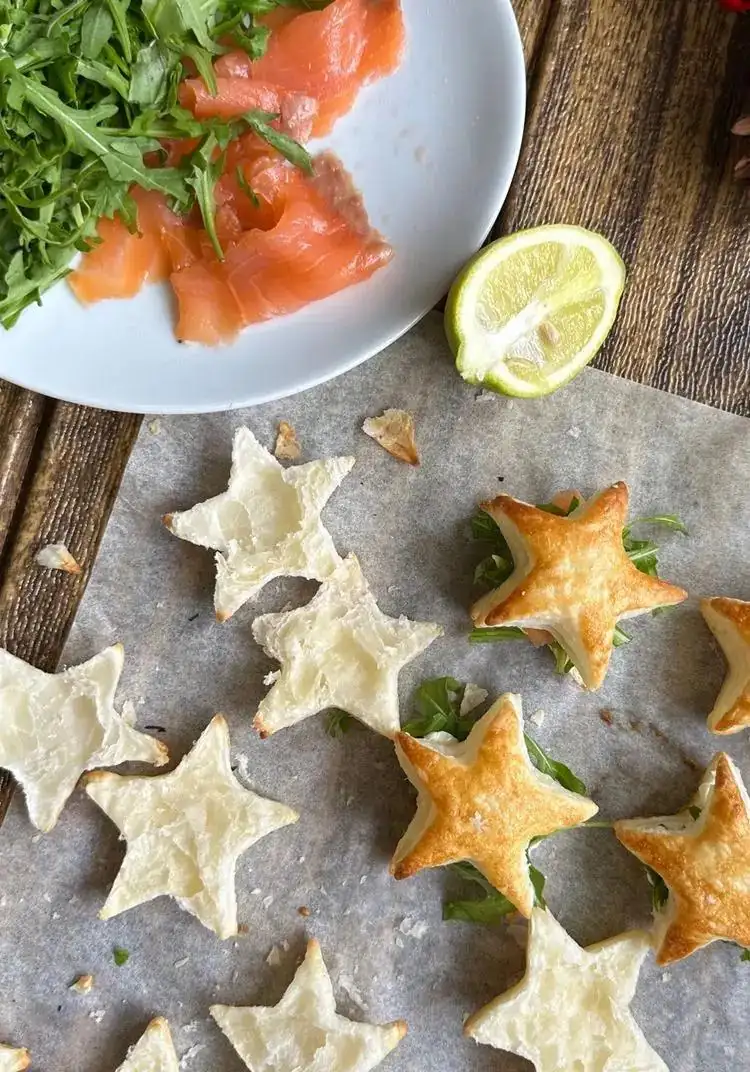 PUFF PASTRY STARS WITH SALMON, ARUGULA AND SPREADABLE CHEESE