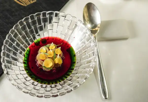 Sopa de guindas, pechuga de pato, queso de cabra – Una elegante receta de verano de Bencé Molnár, chef de Arany Caviár