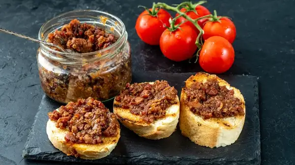 El ingrediente clásico con alcohol que llevará tu mermelada de tocino al siguiente nivel