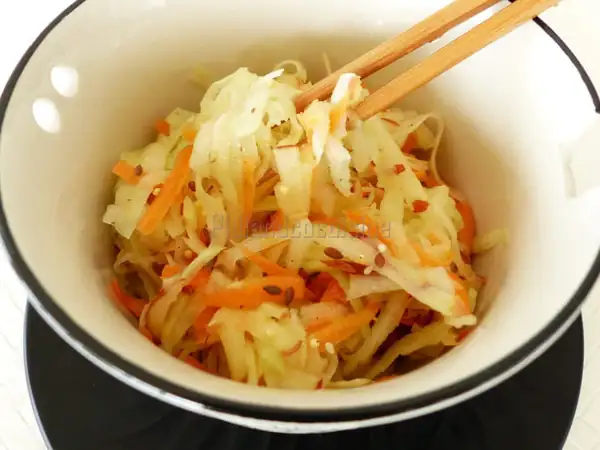Kohlrabi, carrot and apple salad