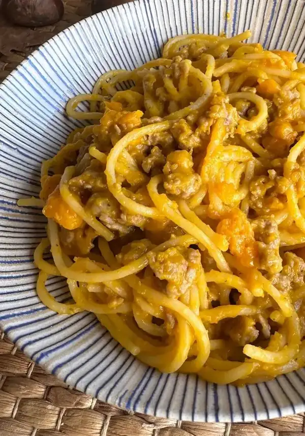 Spaghetti with cream of pumpkin and sausage