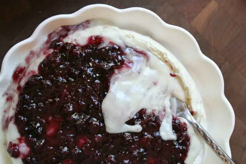 Brie al horno con salsa de arándanos