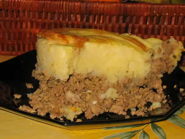 Classic shepherd's pie with garlic and parsley: the easy recipe