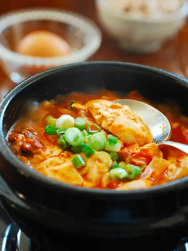 Kimchi soondubu jjigae (estofado de tofu suave)