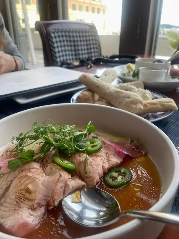El mejor lugar para cenar en el paseo marítimo de Boston con una guarnición de mariscos