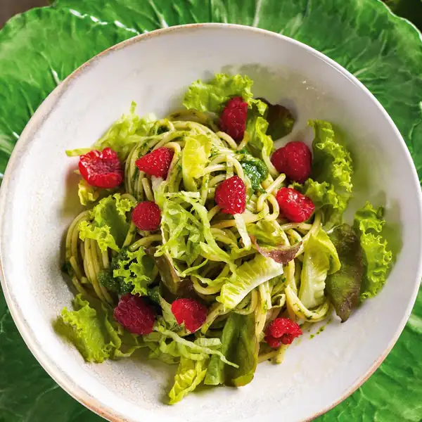 Cold spaghetti with lettuce cream