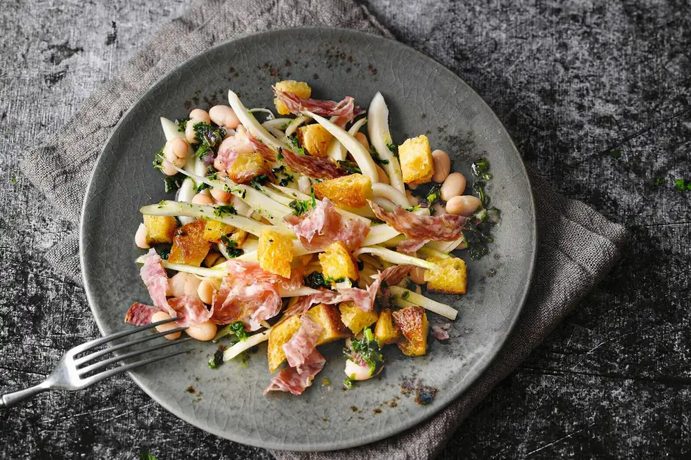 Ensalada de alubias y pan con hinojo