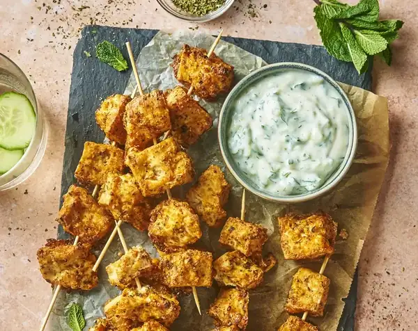 Souvlaki de tofu con tzatziki casero