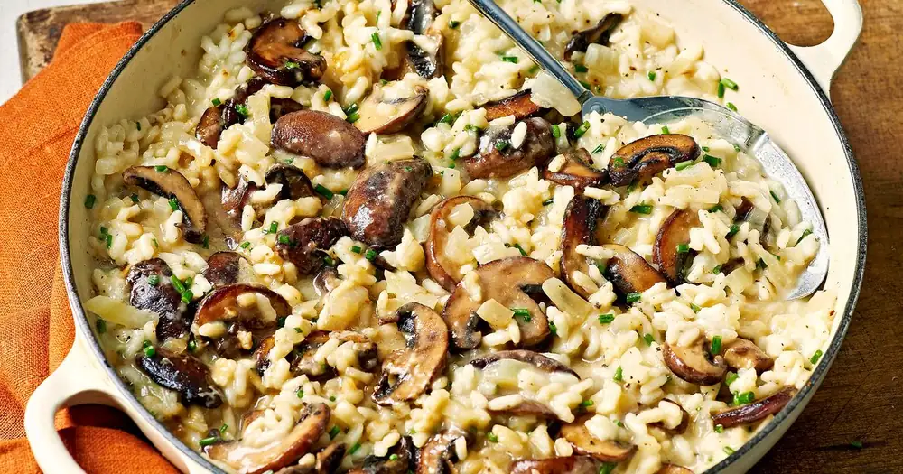 Risotto al horno con champiñones y cebollino, marinado en mantequilla de soja