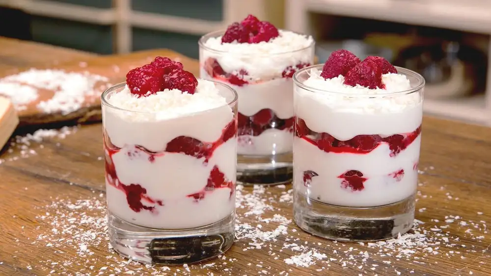Un postre rápido y cremoso para invitados: con mascarpone, quark y frambuesas congeladas