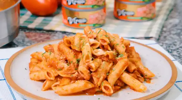 Red noodles with tuna: easy Peruvian recipe (VIDEO)