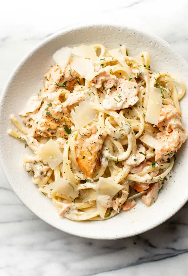 Pasta con salmón, limón y eneldo