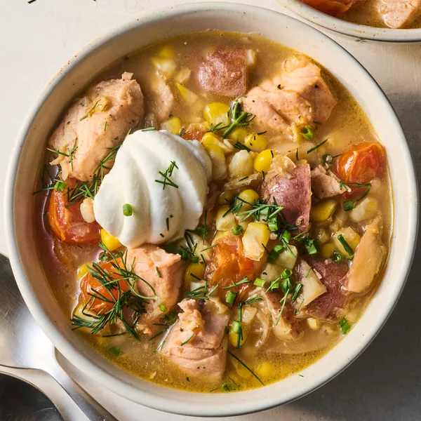 Esta sopa de maíz y salmón podría ser la mejor sopa de verano