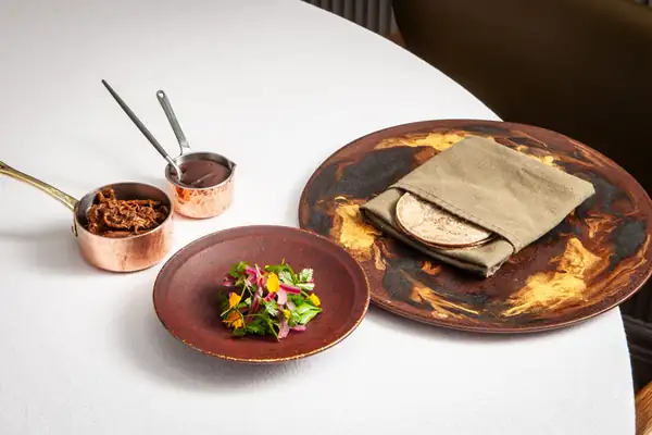 Receta de tacos de pechuga de cordero churrasco, feijoada de frijoles negros y yuca