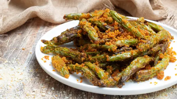 Boring vegetables? No more! These crispy air-fried green beans with parmesan and paprika are the ultimate snack. Save the idea!