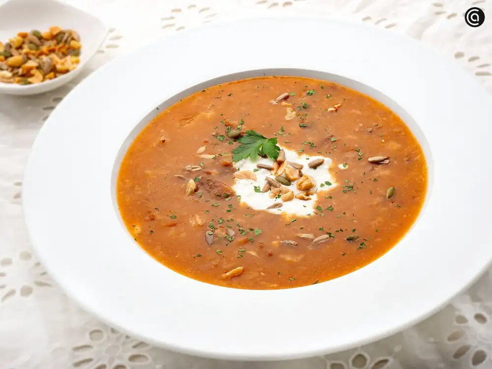 Crema de ajo con queso y nueces, receta de Joseba Arguiñano