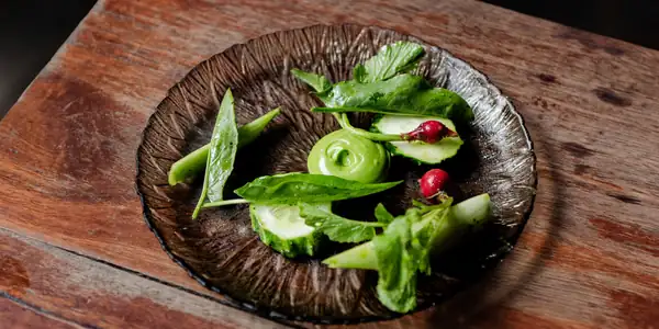 Plato de verduras, emulsión de capuchina y receta de vinagre de hierbas