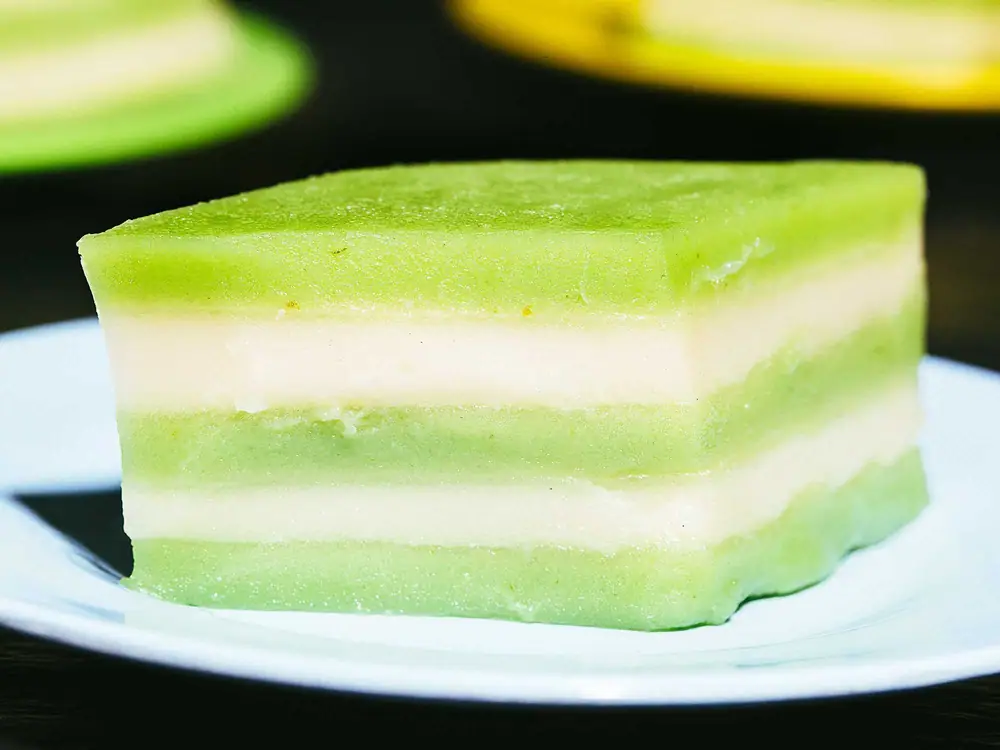 Pastel tailandés de coco y pandan al vapor (Khanom chan)