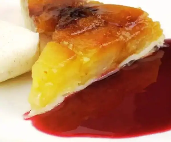 Tarta Tatin de manzana con crema de canela y sirope de Chambord