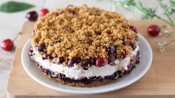 No-bake cherry crumble: a delicious, cold dessert ready in just 15 minutes!