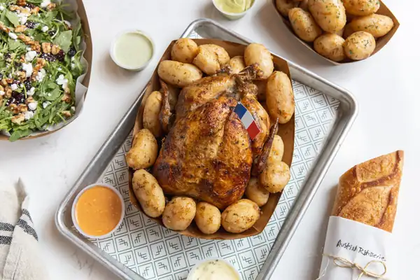 El camión de comida francesa regresa al sur de Austin con pollo asado y baguettes