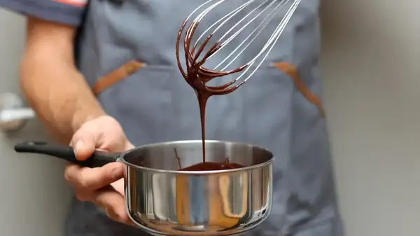 Todo lo que necesitas es agua caliente para arreglar una ganache de chocolate rota