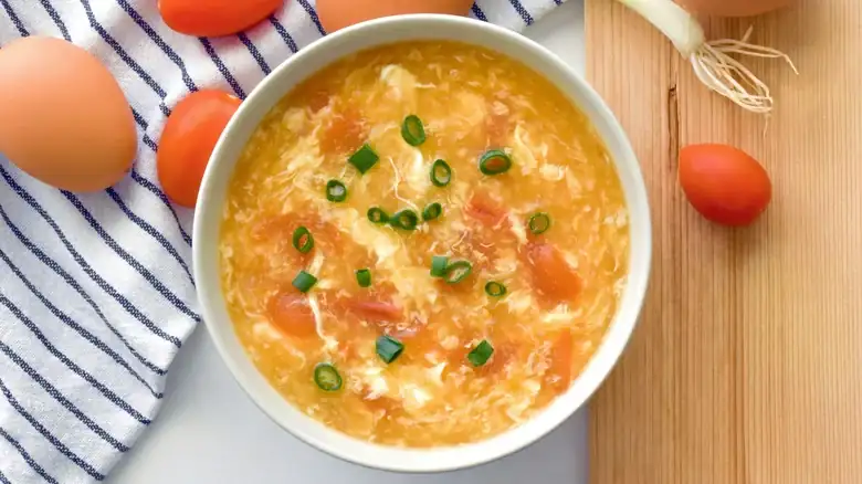 Cómo lograr cintas de huevo perfectas en tu sopa de huevo