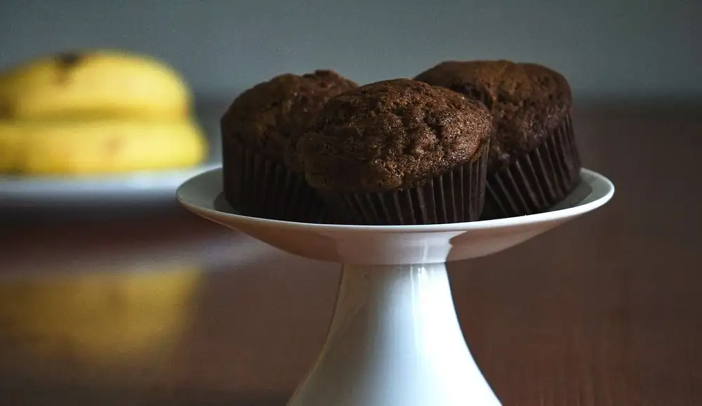 Banana, cocoa, and jam cupcakes: an incredible combination of flavors for a killer snack