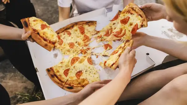 The Easy Way To Make Takeout Pizza Feel Fresh From The Kitchen
