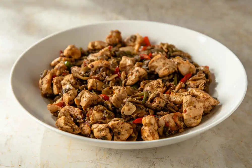 Pollo salteado con champiñones