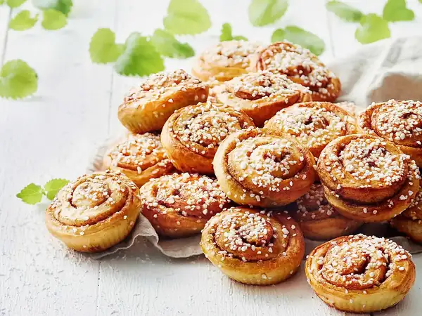 Classic cinnamon buns with pearl sugar