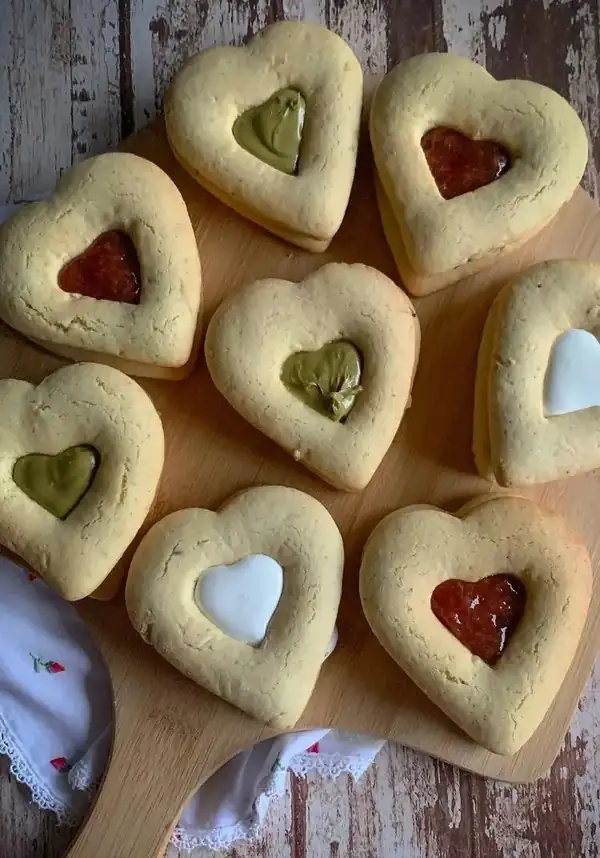 Stuffed shortcrust pastry hearts