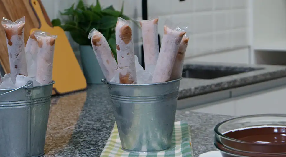 Milk chocolate popsicles: easy step-by-step (VIDEO)