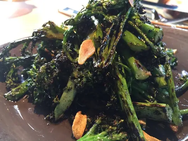 Brócoli a la parrilla con chips de ajo