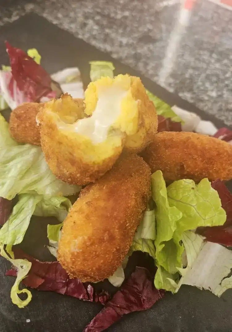 Stringy potato croquettes with speck and saffron