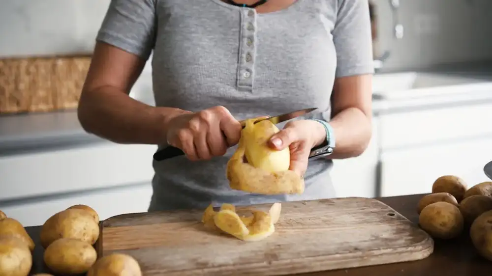 We all insist on peeling potatoes before cooking them for mashed potatoes: chefs, however, recommend the opposite