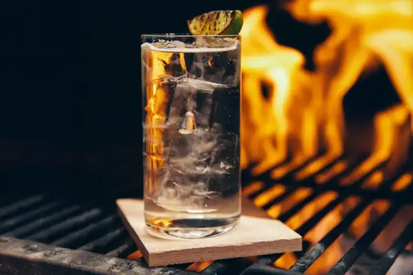 Have you ever tried a grilled gin and tonic? Here's the recipe for a smoked lime cocktail